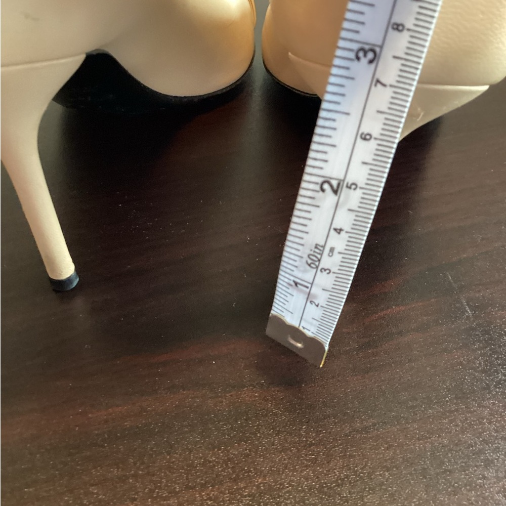 119. Nude Gucci Heels - Picture 7 of 12
